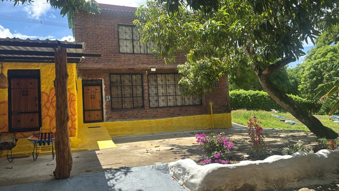 Cabañas amarillas junto a un árbol
