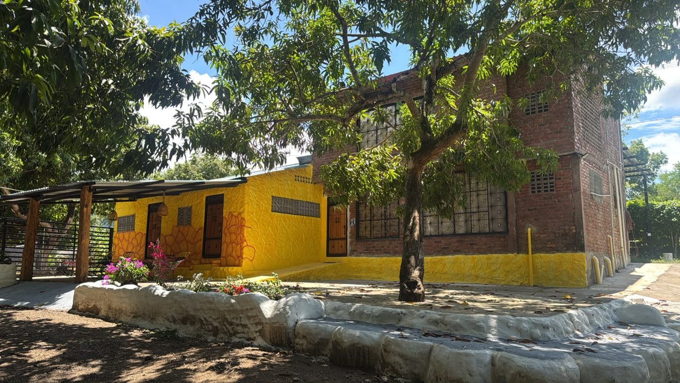 Cabañas con puerta de madera y jardín