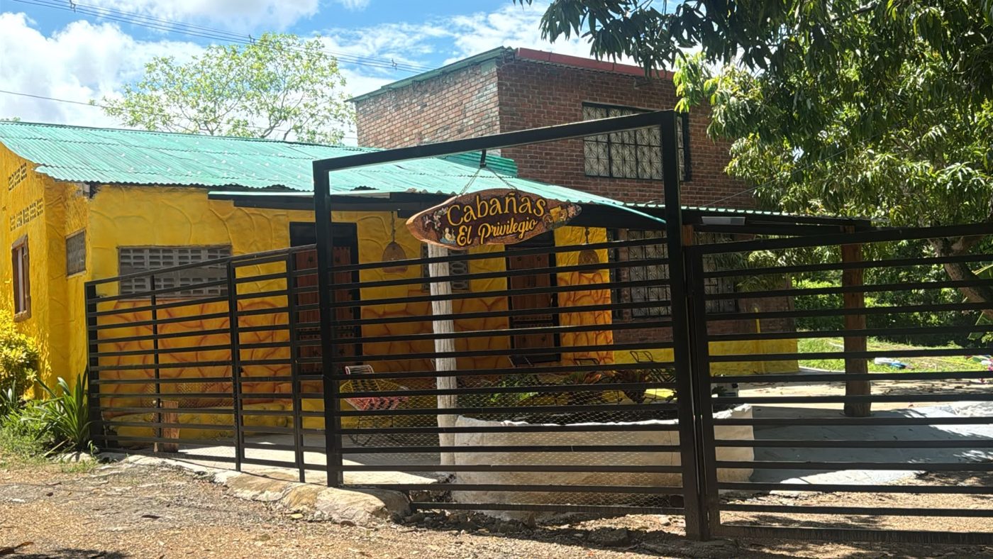 Entrada a las cabañas del Estadero El Privilegio con el letrero