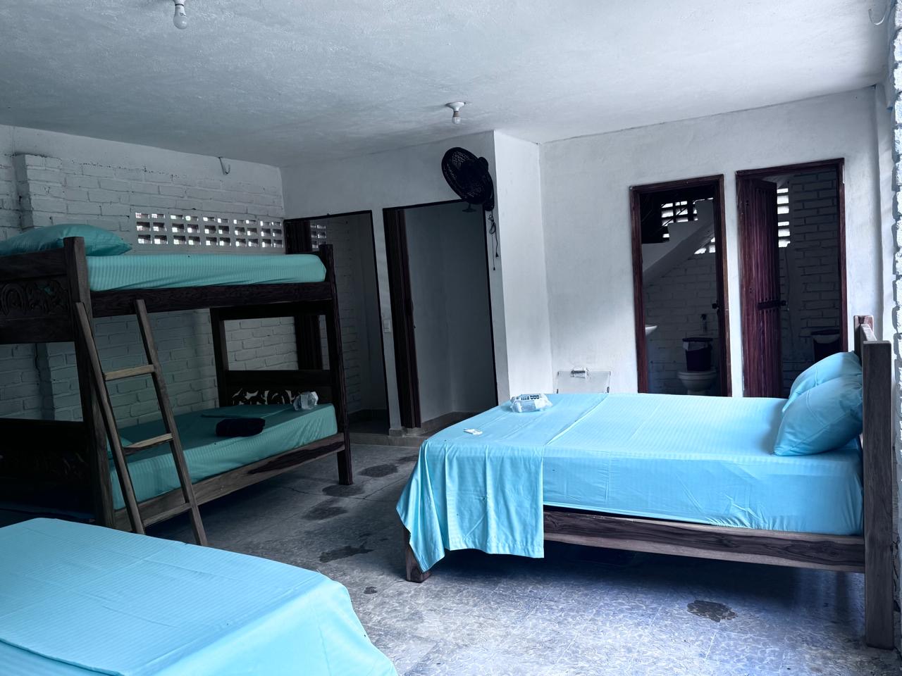 Habitación multifamiliar con dos baños