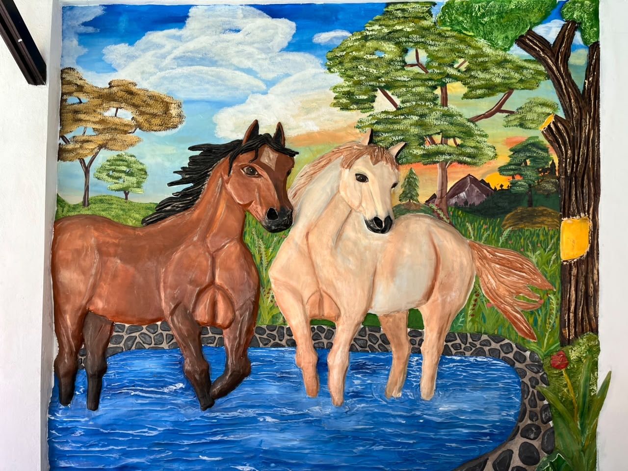 Mural en relieve de dos caballos